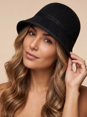 czarny-damski-kapelusz-plazowy-pleciony-bucket-hat-na-modelce-przod