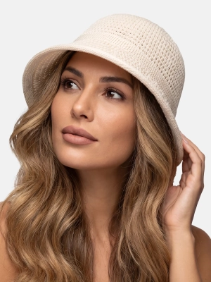 damski-elastyczny-kapelusz-plazowy-pleciony-bucket-hat-jasny-bez-na-modelce-przod
