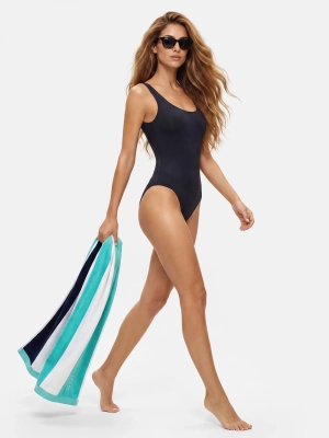 Duży ręcznik plażowy Sunny Day RK/844 trzymany przez modelkę w pełnej sylwetce.