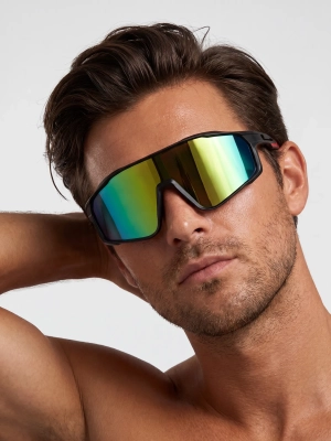 Sportowe okulary przeciwsłoneczne Speed z kolorową lustrzaną soczewką w ujęciu na modelu.