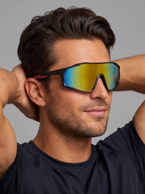 Czarne okulary przeciwsłoneczne Speed z lustrzaną soczewką kameleon pokazane z boku na modelu.