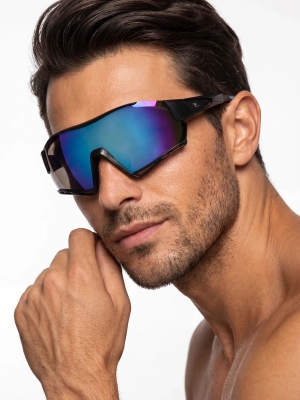 Sportowe okulary przeciwsłoneczne Sprint z lustrzaną soczewką na modelu z boku.