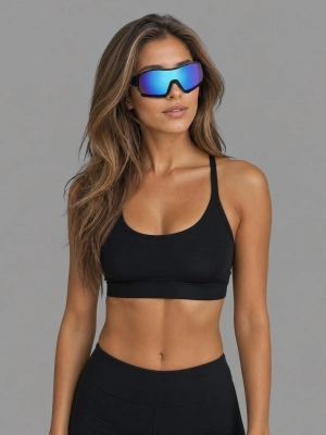 Sportowe okulary przeciwsłoneczne Sprint na modelce w letniej stylizacji.