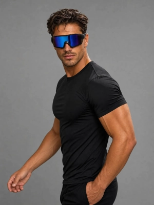 Czarne okulary przeciwsłoneczne Sprint na modelu w miejskiej stylizacji.