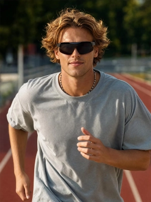 Czarne sportowe okulary przeciwsłoneczne Active na modelu w casualowej stylizacji.