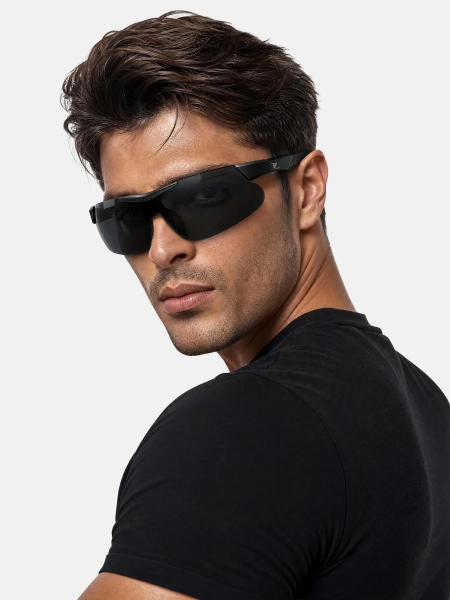 Czarne sportowe okulary przeciwsłoneczne Active na modelu w portretowym ujęciu.