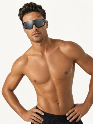 Czarne okulary przeciwsłoneczne Shadow na modelu w wakacyjnej stylizacji.