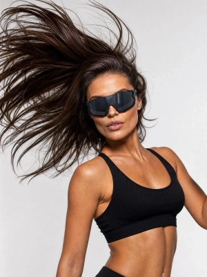 Sportowe okulary przeciwsłoneczne Shadow na modelce w dynamicznym ujęciu.