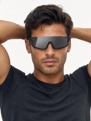 Czarne sportowe okulary przeciwsłoneczne Shadow na modelu w zbliżeniu.