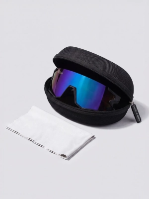 Sportowe okulary przeciwsłoneczne Shadow II w zestawie z etui i chusteczką na jasnym tle.