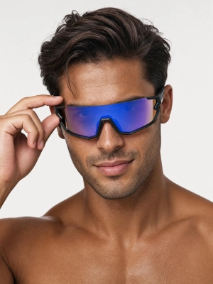 Sportowe okulary przeciwsłoneczne Shadow II na modelu w zbliżeniu.